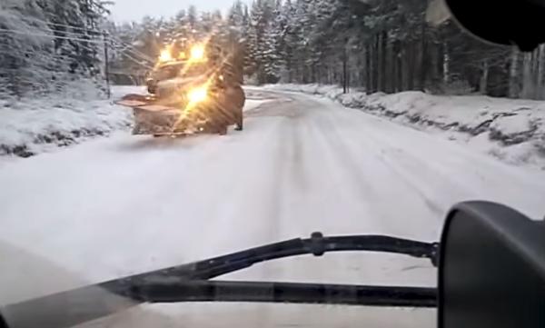 Прилег на зимней дороге: видео